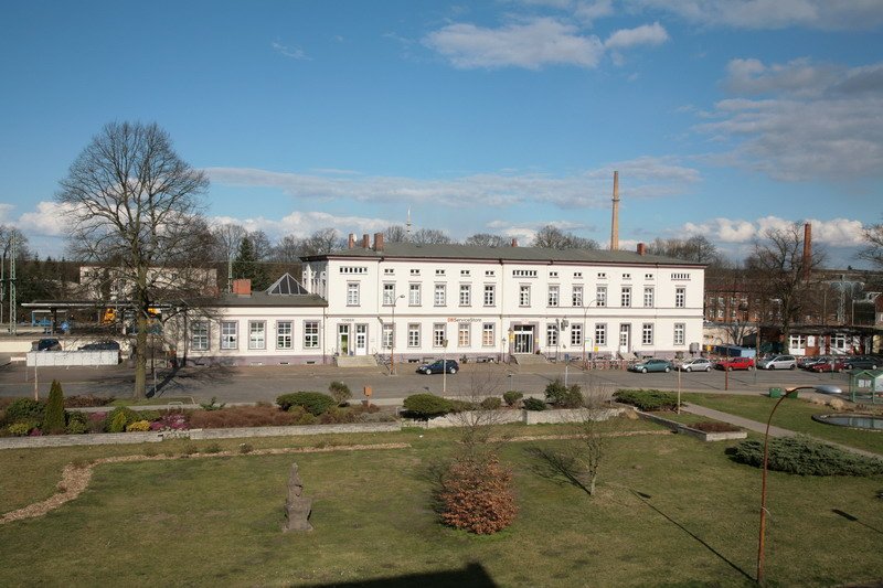Bahnhof Ludwigslust Empfangsgebude mit Bahnhofsvorplatz. 18.03.2008