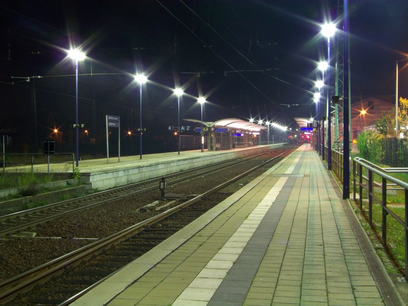 Bahnhof von L�bbenau/Spreewald bei Nacht am 11.10.2008. (Langzeitbelichtung)