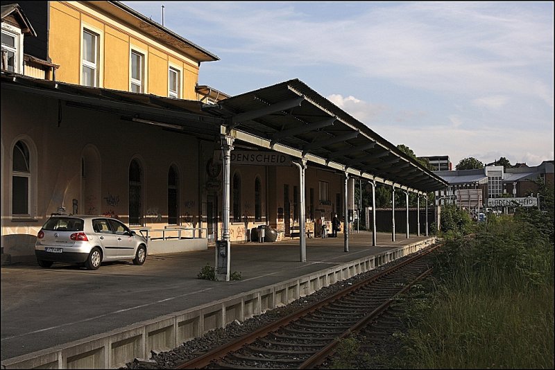 Bahnhof Ldenscheid (oder was davon brig ist) im Abendlicht des 05.06.2009.