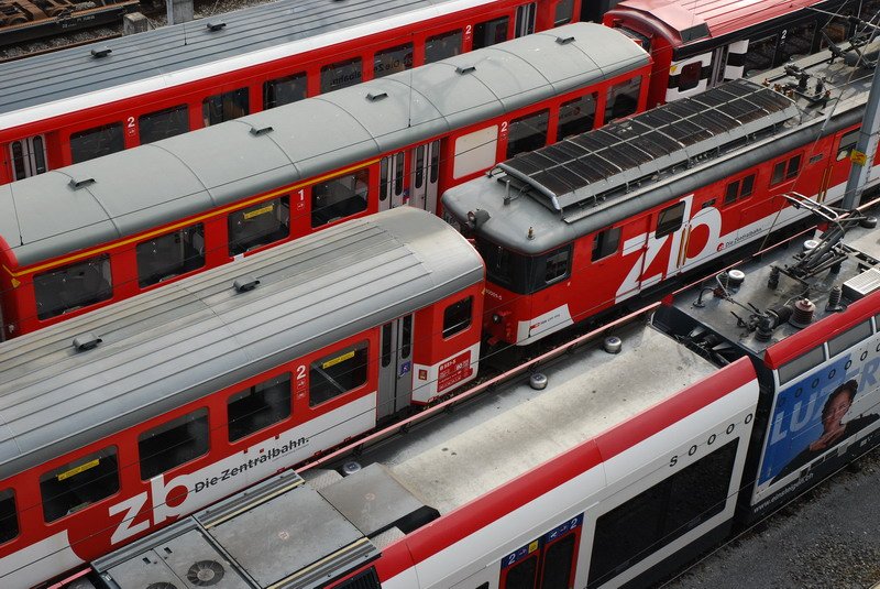 Bahnhof Luzern. Dicht gedrngt warten die Zge der zb - Die Zentralbahn - auf ihren Einsatz. 28.10.2006