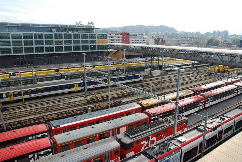 Bahnhof Luzern.Einige Zge der zb - Die Zentralbahn - warten auf ihren Einsatz.28.10.2006