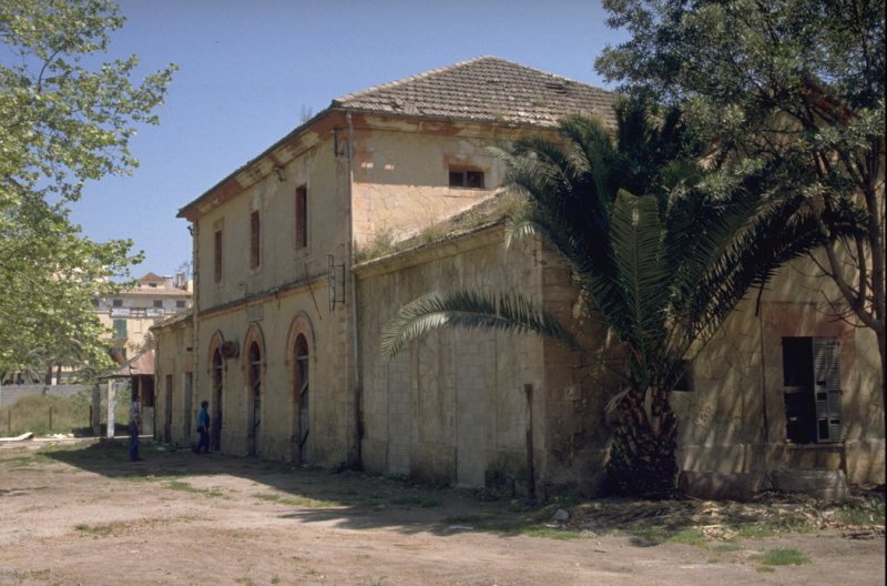 Bahnhof Manacor in den 1980er Jahren.1977 wurde die Strecke stillgelegt.Seit 2003 verkehren hier wieder Zge nach Palma und auch der Bahnhof ist wieder restauriert.Im Bahnhof befindet sich ein kl.Museum(Archiv P.Walter)



