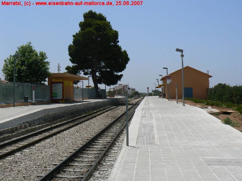 Bahnhof Marratxi, Blickrichtung Palma. Vor dem Gterschuppen befindet sich ein weiterer Bahnsteig mit einem Stumpfgleis. Foto: 25.06.2007