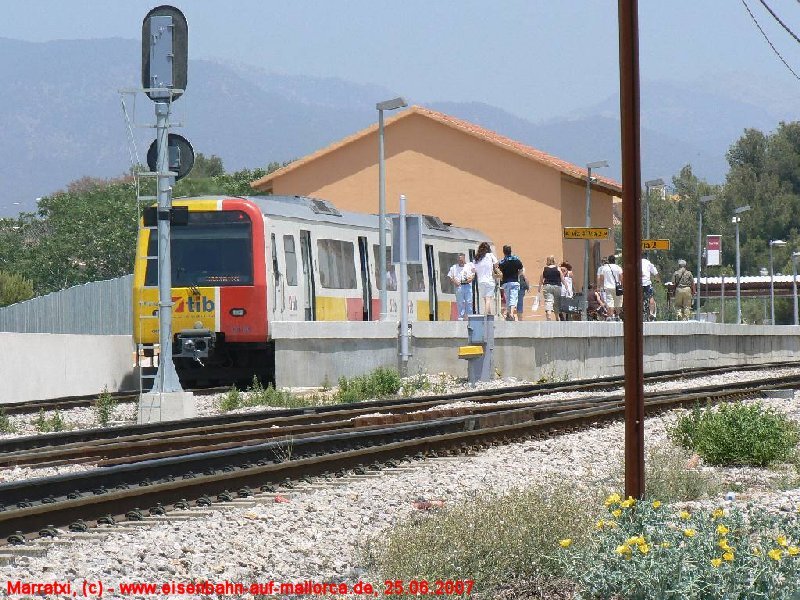 Bahnhof Marratxi, soeben aus Palma angekommener Triebwagen im Stumpfgleis. An diesem Tag ist die Einheit 61-45 / 61-46 fr diese Relation im Einsatz. Foto: 25.06.2007