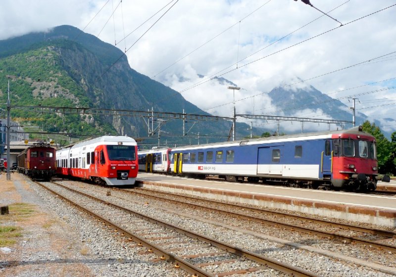 Bahnhof Martigny mit SBB Rangierlok einem TMR Triebwagen sowie einem SBB Regio mit zusatzsteuerwagen Foto vom 01.09.2008