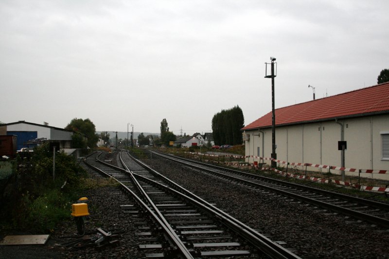 Bahnhof Meckesheim in Richtung Sinsheim gesehen. Rechts verdeckt das neue elektronische Stellwerk das alte Backsteinstellwerk. In wenigen Wochen werden die neuen Signalanlagen in Betrieb gehen. Bild aufgenommen am 30. September 2008.