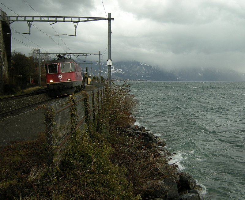 Bahnhof mit Sturmanschluss: Re 4/4 II 11337 fhrt am 10. Februar 2009 mit einem Gterzug bei strmischem Wetter durch die Haltstelle von St-Saphorin.
