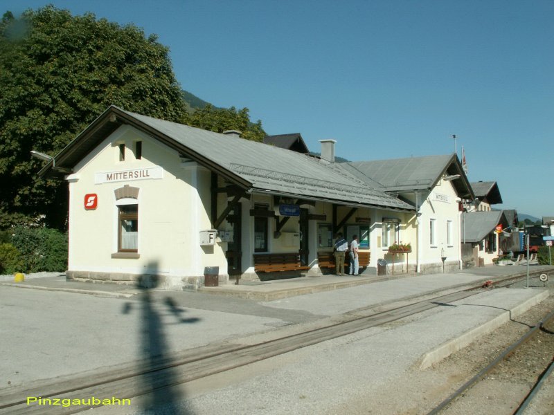Bahnhof Mittersill,vorl�ufiger Endpunkt der Strecke die weiter nach Krimml(Krimmler Wasserf�lle)f�hrt,aber 2005 durch Unwetter zerst�rt wurde.Der Wiederaufbau ist im Gange und sollte bis 2010 beendet sein.Beim Bahnhof steht auch die Denkmalslok 298.55(Archiv P.Walter)