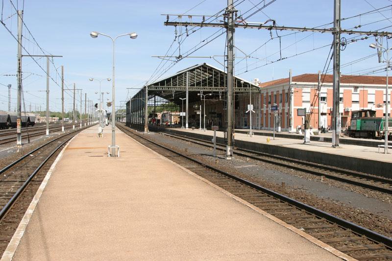 Bahnhof von Narbonne in Sdfrankreich. Trotz 3 Bahnsteigen ein nicht ganz kleiner Bahnhof. Hier endet auch der DB Autozug z.B. aus Dortmund/Dsseldorf/Kln/Neu Isenburg und Hamburg. 04.08.2005