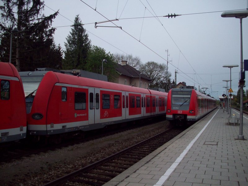 Bahnhof Neufahrn, Zug wird getrennt, 
erster Teil nach Freising und
zweiter Teil zum Flughafen M�nchen.
Gleis 2 Zug nach Ostbahnhof.(30.04.08)