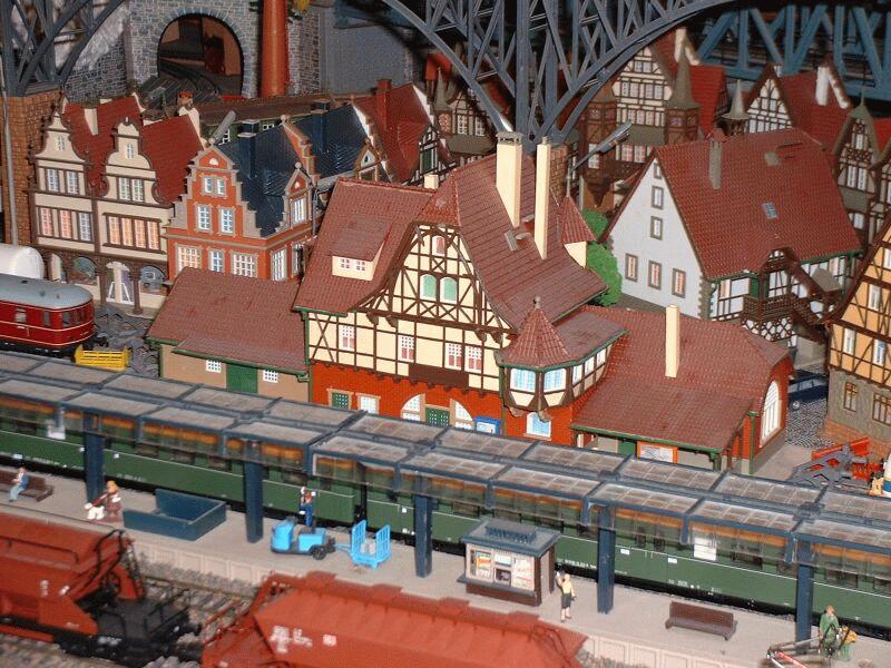 Bahnhof NEUFFEN (Vollmer 3510) mit historischer Altstadt.