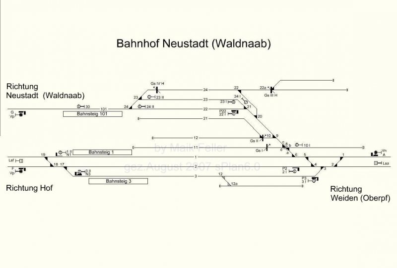 Bahnhof Neustadt (Waldnaab) denn es so schon nicht mehr gibt lngst ist er als Haltepunkt direkt nach Neustadt (Waldnaab) verlegt worden und kurz vor der einfahre von in Richtung  Weiden (Oberpf) ist der  Haltepunkt Altenstadt (Waldnaab) erbaut worden Die Signale worden durch KS-Signale ersetzt, die weichen 4 bis 6 mit elektrische antriebe ausgestattet und von Bahnhof Weiden (Oberpf) gesteuert die restlichen weichen sind Stillgelegt oder entfernt worden so wie die Bahnsteige 
