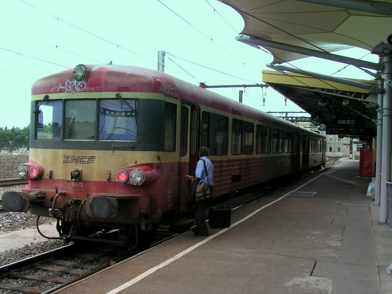 Bahnhof Nimes: Triebwagen Caravelle X 4557 (hier im Bild) steht zusammen mit Steuerwagen X 8571 am 18.08.2004 am Bahnsteig. Der neue Lokfhrer macht sich bereit fr seine erste Tour in diesem Fahrzeug.