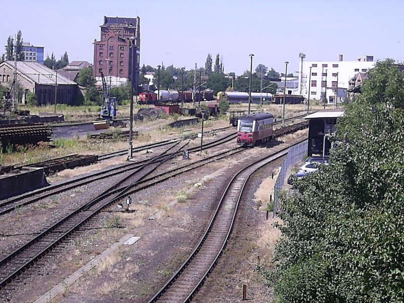 Bahnhof Nordhausen Nord. Hier bestehend aus DB und HSB.
Im Vordgrund die Gleise der HSB mit einem Abgestellten Neubau-Triebwagen. Im Hintergrund die Gleise der DB mit einen Gterzug. 18.07.06
