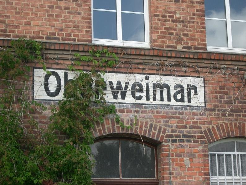 Bahnhof Oberweimar an der Strecke Weimar - Gera. Das Empfangsgebude ist mittlerweile verkauft und wird als Wohnhaus genutzt. 2005-07-30.