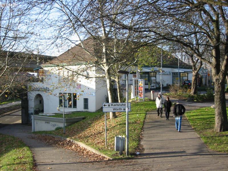 Bahnhof (oder besser gesagt Haltepunkt) Karlsruhe-Mhlburg, aufgenommen am 01.12.2002. Das Bahnhofsgebude wird von einer bekannten Fast-Food-Kette genutzt, immer noch besser, als es dem Verfall preiszugeben.