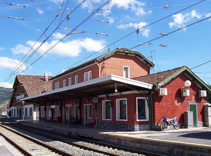 Bahnhof Orduna, Haltestelle der Fernzge Bilbao - Burgos - Madrid und Endstation der Cercanias-Triebzge (C) Linie C3 von Bilbao, aufgenommen September 2005.