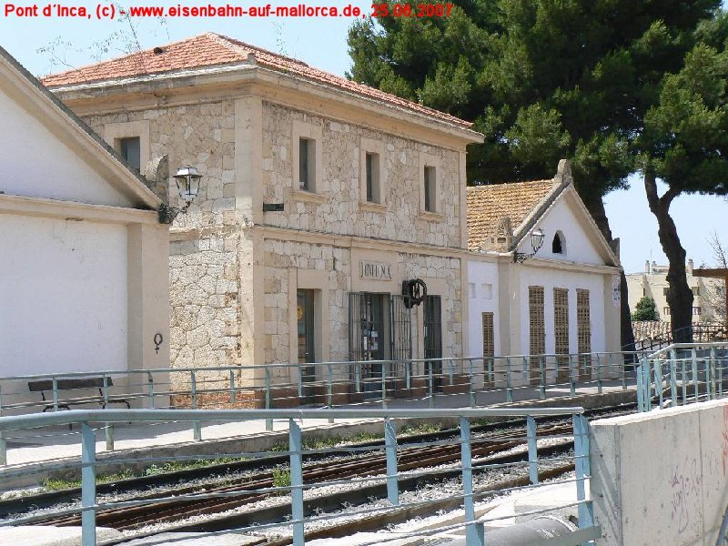 Bahnhof Pont dInca. Im Vordergrund ist eine Brcke zu erkennen, welche den dort bis vor wenigen Jahren vorhandenen schienengleiche bergang durch eine Unterfahrung ersetzt. Zum Glck gibt es nur relativ wenige  glatte  Tage, denn die Rampe ist kurz und Steil und fhrt direkt auf eine (meist) rote Ampel zu ... Foto: 25.06.2007