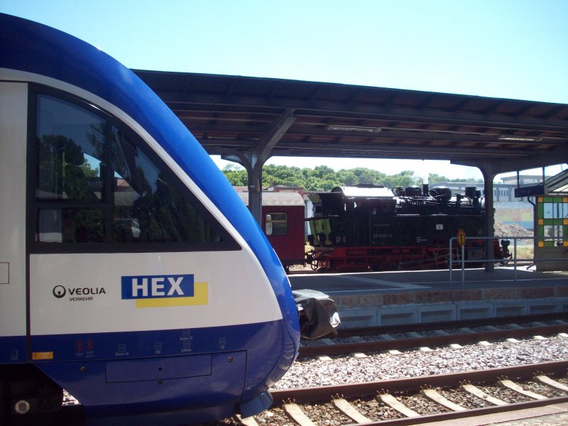 Bahnhof Quedlinburg Gleis 1 steht der HEX nach Thale, im Hintergrund Gleis 3 der Dampfzug der Selketalbahn nach Gernrode.
13.06.09
