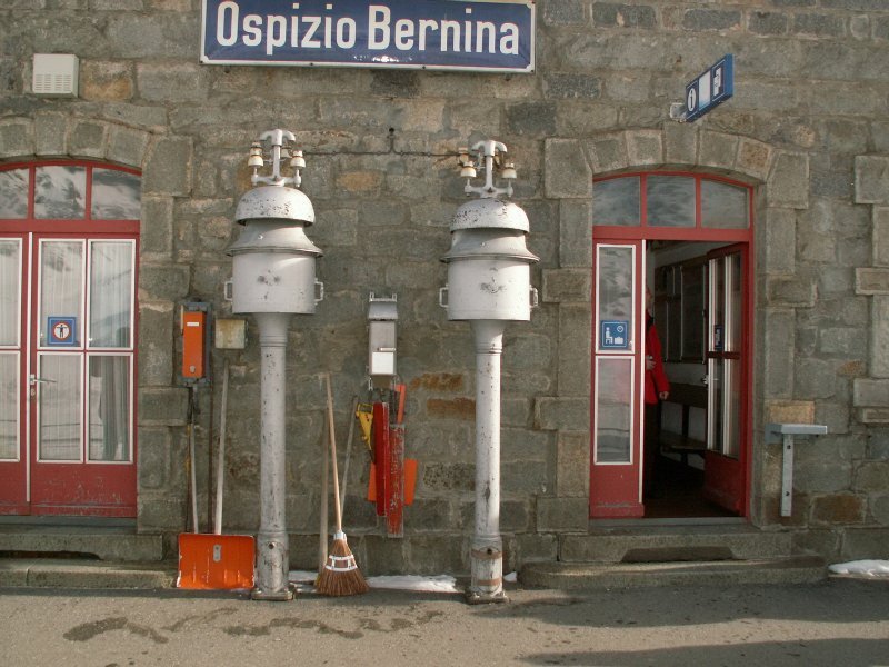 Bahnhof der Rhtischen Bahn,Ospizio Bernina,Im Bild die beiden Stationsglocken.17.02.07
