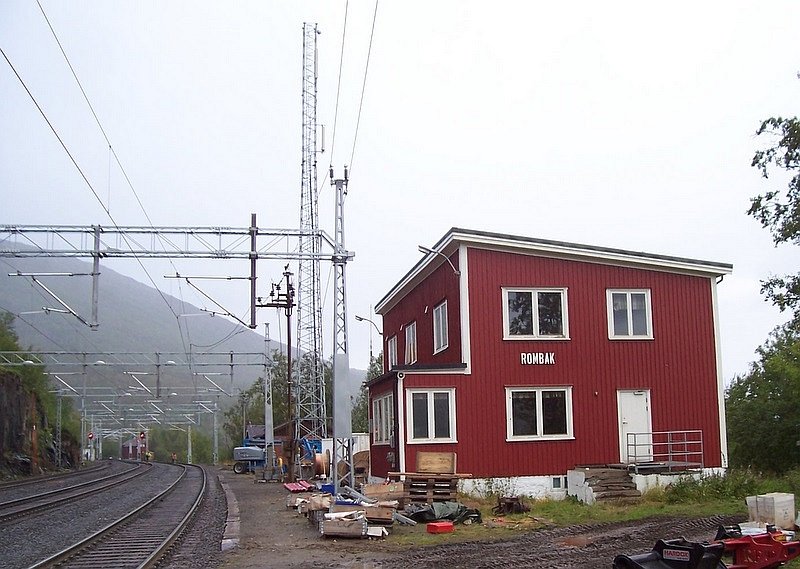 Bahnhof Rombak, Bedarfshaltestelle, nur sehr wenig benutzt, am 05.09.2007, dort wurden neu Oberleitungsmasten gesetzt. Da der Zugverkehr wegen Erzzug-Entgleisung eingestellt war und es zu diesen Bahnhof keinen Ersatzverkehr gab, hat uns ein Mitarbeiter der Baufirma mit einen Lieferwagen ins 17 km entfernte Narvik gefahren.