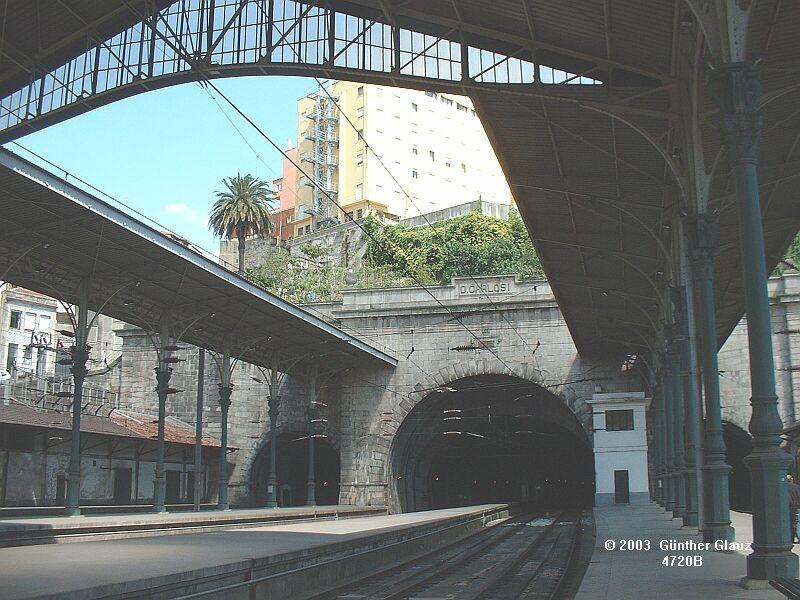 Bahnhof Sao Bento in Porto am 06.05.2003, direkt am Bahnsteigende beginnt der Tunnel der einzigen Strecke zum Fernbahnhof Campanha.