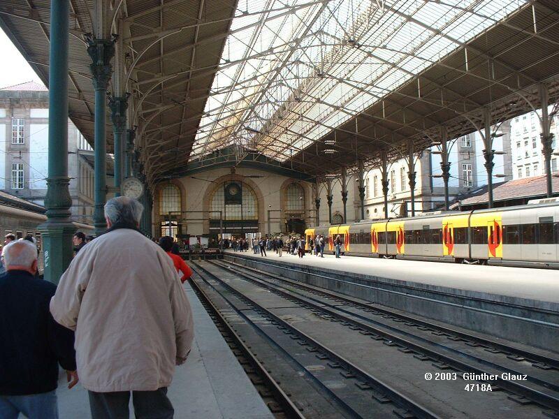 Bahnhof Sao Bento, der Stadtbahnhof in Porto am 06.05.2003, rechts ein Triebzug BR 3400.