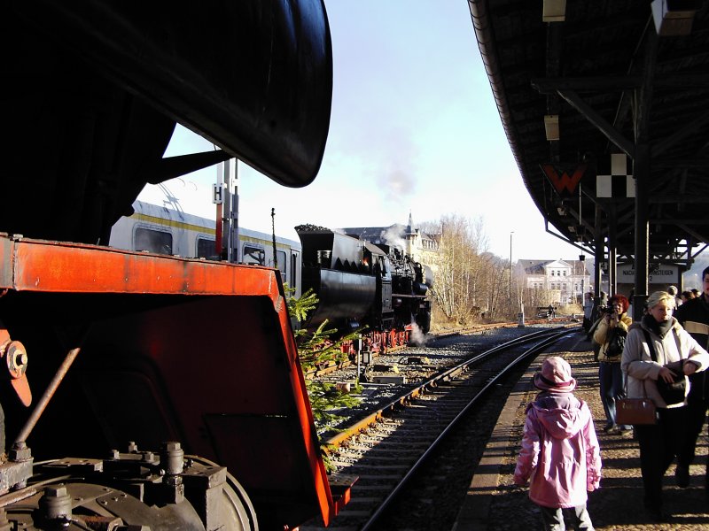 Bahnhof Schwarzenberg/Erzgeb. Schon fast historisch! Die berdachung am Bahnsteig 3/4 gibt es heute nicht mehr. Aufnahme Dez.2004. Vorn die 50 3614 aus Schwarzenberg und am Zug auf hinteren Gleis 52 8079 vom BW Nossen