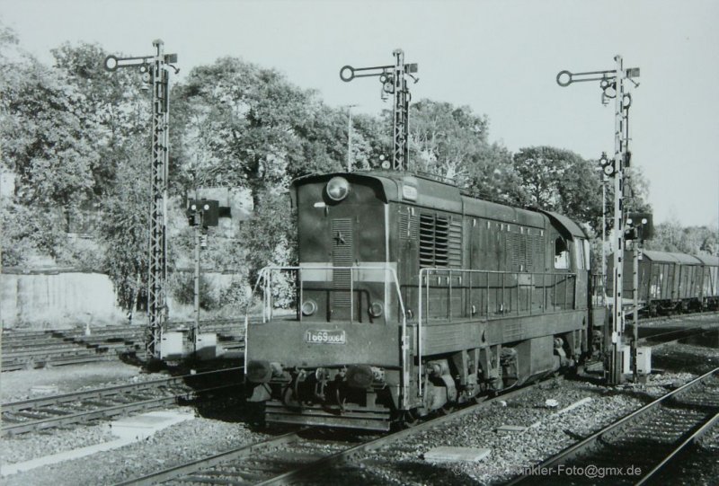 Bahnhof Selb-Plössberg in den 80er Jahren. Der Güterverkehr aus Tschechien läuft noch, gerade hat die Lok T6690064 vom Zug abgesetzt und setzt um zur Rückleistung.  Wenn auch die Formsignale weg sind und der halbe Bahnhof im Sommer einer Wiese gleicht - noch besteht Hoffnung, dass der Verkehr zur CD wieder aufgenommen wird. Hoffentlich finden diese Bestrebungen ein baldiges positives Ende! UND - im Gegensatz zur Höllentalbahn von Hof Richtung Thüringen ist hier der Hofer Landrat Hering sogar dafür. Es fällt nur auf dass diese Linie gar nicht in seinem Landkreis liegt. Da ist es natürlich leicht, sich als Pro-ÖPNVler auszugeben.....