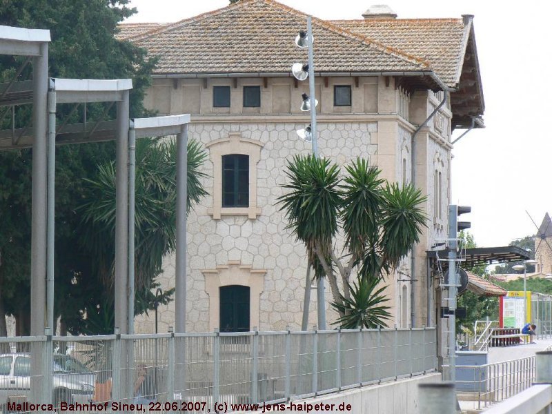 Bahnhof Sineu, Gleisseite. Der Bahnhof beherbert eine Kunstausstellung. Foto: 22.06.2007