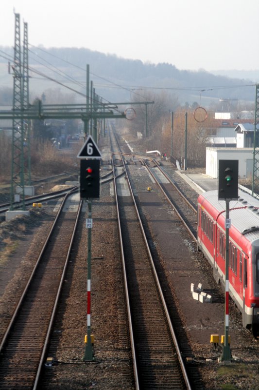 Bahnhof Sinsheim von Fussgngerberweg aus. Blickrichtung Westen. Neue Signalanlagen und Masten fr Elektrifizierung. Bild aufgenommen am 3.2.09