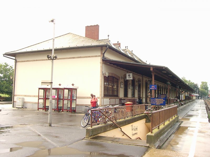 Bahnhof Siofok von der Seite, mit Gleis 1, in Richtung Zarmadi