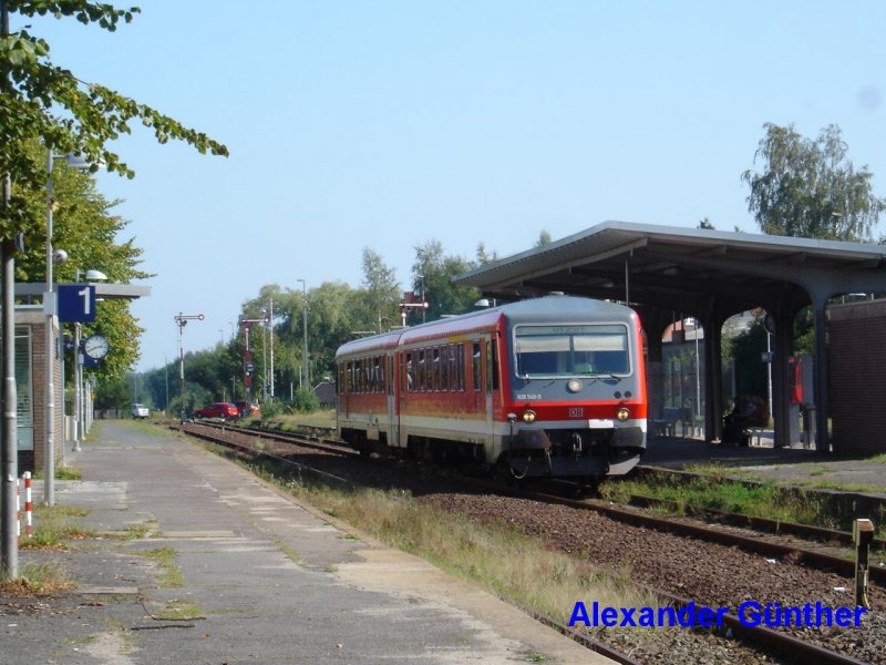 Bahnhof Soltau(Han) am 13.09.2006. Wo einstmals Loks der Baureihe 218 mit Silberlingen anzutreffen waren, sind heute nur noch 614 und 628 anzutreffen.
Diesder 628 ist soeben aus Uelzen in Soltau(Han) eingefahren und wird nach kurzer Wendezeit zurck nach Uelzen fahren. 