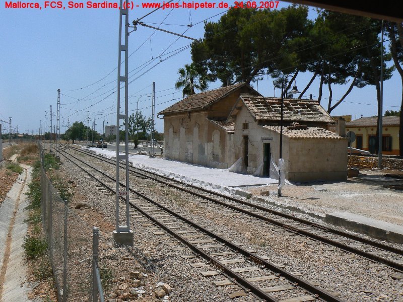 Bahnhof Son Sardina, FCS Teil vom Metrobahnsteig aus. Derzeit laufen umfangreiche Baumanahmen, unter anderem wird ein neuer Bahnsteig errichtet sowie links und rechts entstehen neue Parkmglichkeiten. Foto: 24.06.2007