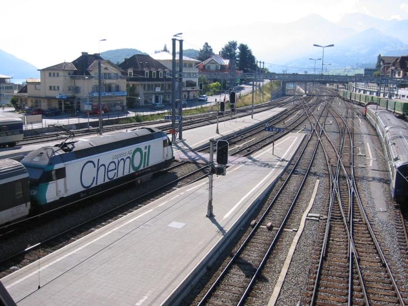Bahnhof Spiez im Juli 2003. Blick auf die Ausfahrt in Richtung Interlaken (links) und Brig (rechts).