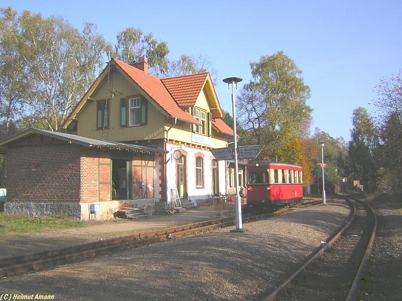 Bahnhof Strassberg (Harz) auf der Selketalbahn am 15.10.2005 
mit dem Triebwagen T1 der ehemaligen Gernrode-Harzgeroder 
Eisenbahn. Bemerkenswert sch�n sind die h�lzernen Anzeiger 
der Fahrtrichtung am Bahnsteig.