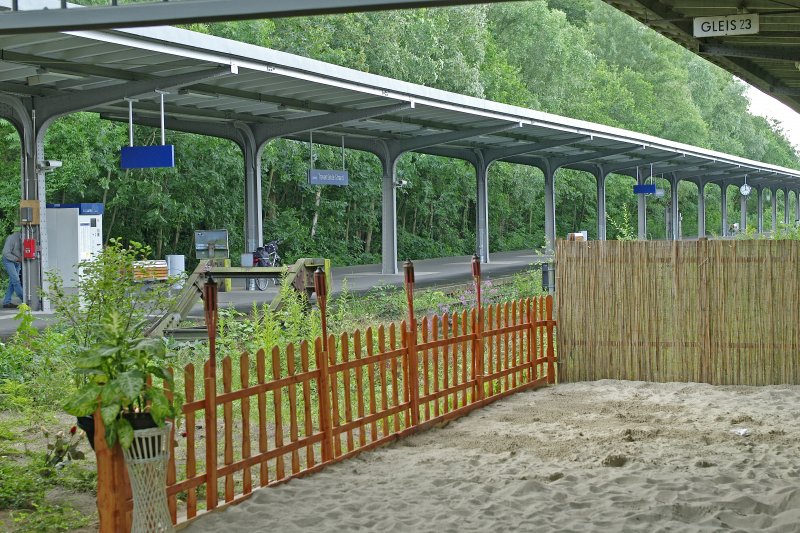 Bahnhof Travemnde, Sommer 2007, Stillgelegte Gleise zum Beach umfunktioniert - mit wenig Sonne, dafr berdacht, man ist ja schlielich hoch im Norden. Zge fahren nur nach Lbeck.