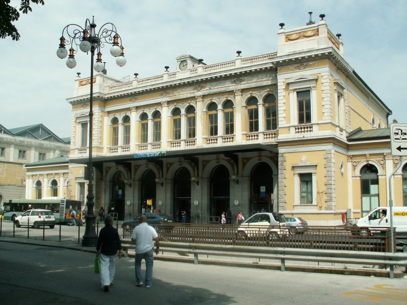 Bahnhof Trieste-Centrale.Er wurde unter Mussolini fr die Triester Bevlkerung gebaut.(An dieser Stelle stand frher der alte Sdbahnnhof)Der  verschmhte  k.k.StB.Bahnhof Campo Marzio(Endpunkt der Wocheinerbahn,Staatsbahn)heute das Eisenbahnmuseum,geriet so langsam in Vergessenheit.Triest 03.06.08
