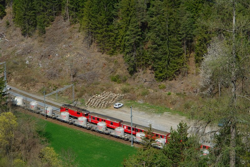 Bahnhof Trin - Wenn der Regionalzug nach Disentis vorbei ist, kann der Gterzug nach 18 mintiger Wartezeit weiterfahren. Aber in dieser Zeit konnte sich der Lokfhrer wahrscheinlich gut entspannen und die Ruhe, sowie die wildromantische Umgebung, geniessen. 13.4.2007