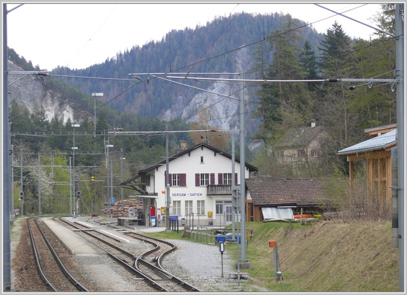 Bahnhof Versam-Safien in der Mitte der Rheinschlucht. Das Gebude dient heute dem Kanuclub als Sttzpunkt. (17.04.2009)