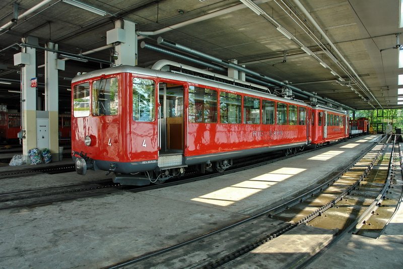 Bahnhof Vitznau - Blitzblank steht ein Zug mit Triebwagen Bhe 2/4 Nr.4 im Depot der Rigi-Bahn. 1.5.2007