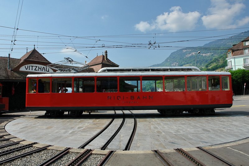 Bahnhof Vitznau - Der Stromabnehmer vom Triebwagen Bhe 2/4 Nr.2 wird gerade herunter geklappt, bevor der Wagen gedreht werden kann. 1.5.2007