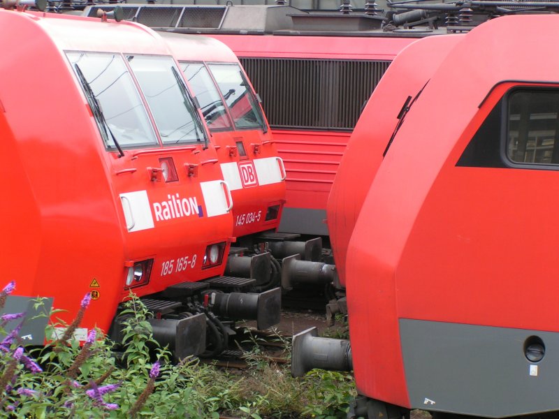 Bahnhof Wanne-Eickel am 18.07.2004: Jede Menge rotes Zeug. Vorne links 185 165-8 und dahinter 145 034-5.