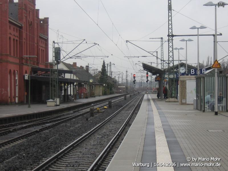 Bahnhof Warburg (Westf) am 16.04.2006 bei bewlktem Himmel. Hier zu sehen Gleis 2 und 3. Im Hintergrund zu sehen eine BR 425 die um 14:39 als RB89 (Westfalen Bahn) Richtung Mnster gefahren ist.