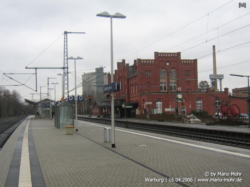 Bahnhof Warburg (Westf) am 16.4.06. Hier zu sehen das Hauptgebude und rechts davon  Bauteil  aus dem Dampf-Zeitalter. Im Hintergrund Industrie.