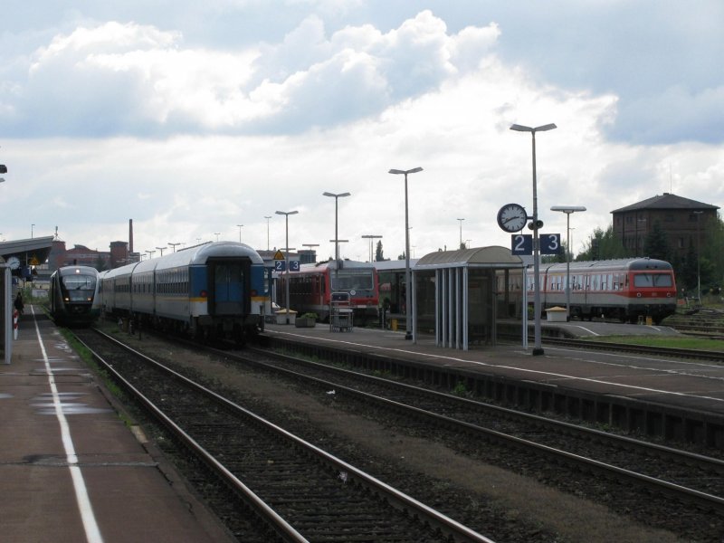 Bahnhof Weiden am 21.9.2008 um 14:41: Auf Gleis 1 steht eine Vogtlandbahn, auf Gleis 2 ein Alex, auf Gleis 3 ein 628 und ganz rechts 614 005/006. 