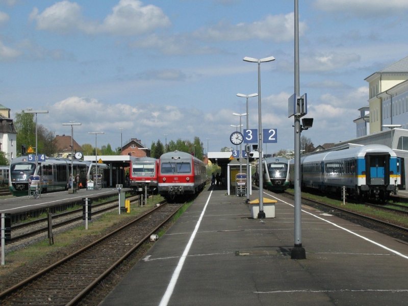 Bahnhof Weiden am 30.4.2008: Auf Gleis 1 (rechts im Bild) steht ein Alex, auf Gleis 2 eine Vogtlandbahn, auf Gleis 3 ein 614, auf Gleis 4 ein 628 und auf Gleis 5 ist eine weitere Vogtlandbahn zu sehen.