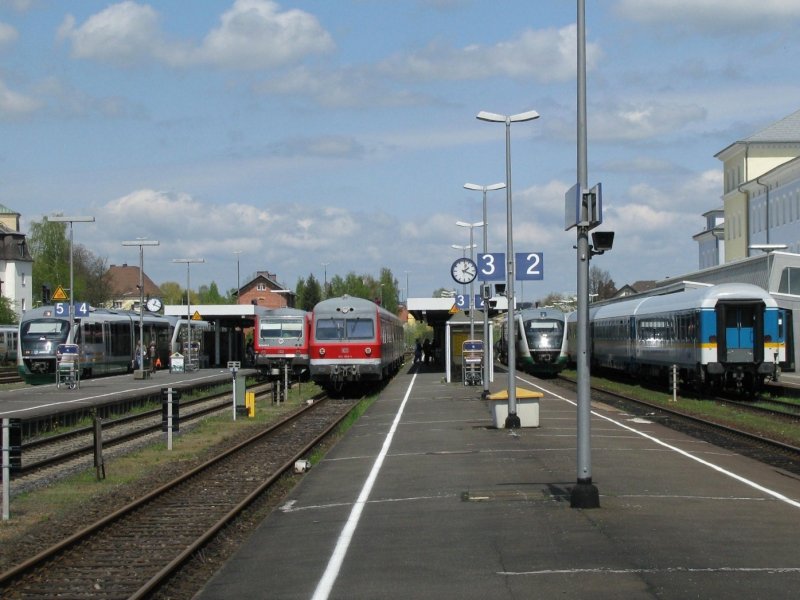 Bahnhof Weiden am 30.4.2008: Auf Gleis 1 (rechts im Bild) steht ein Alex, auf Gleis 2 eine Vogtlandbahn, auf Gleis 3 ein 614, auf Gleis 4 ein 628 und auf Gleis 5 ist eine weitere Vogtlandbahn zu sehen.