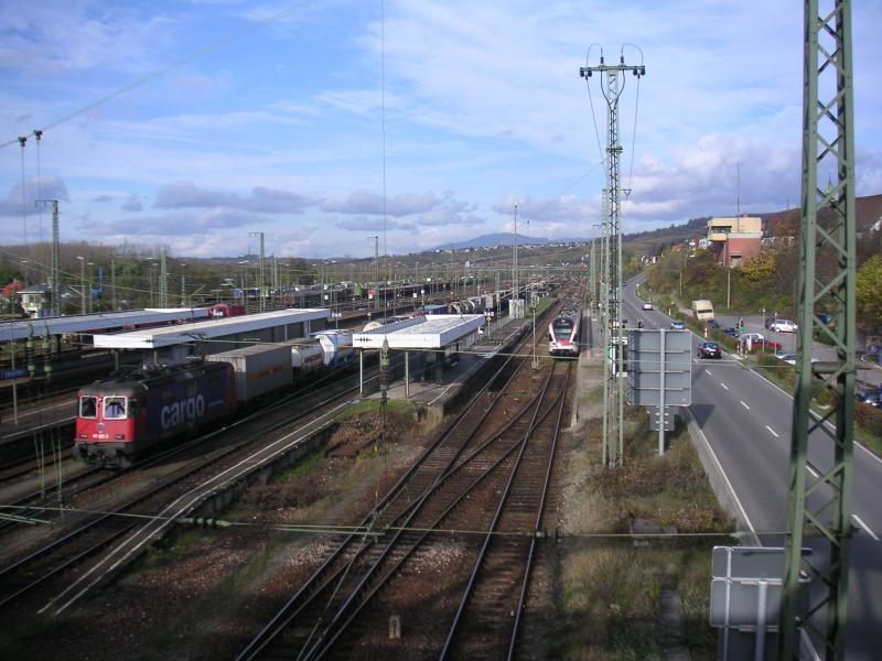 Bahnhof Weil am Rhein - SBB RE 4/4 492-392-2 mit Gterzug wartet auf Abfahrt in Richtung Basel