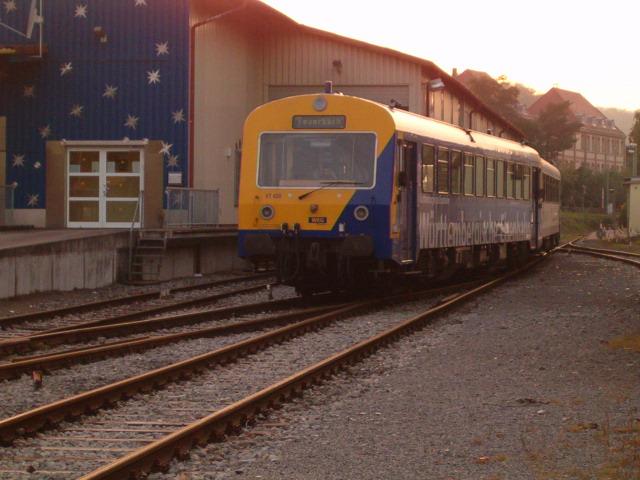 Bahnhof Weissach Herbst 2005. Der Zug aus Feuerbach ist gegen 18 Uhr im Endbahnhof Weissach eingetroffen und wir nun im Depot �ber Nacht abgestellt.